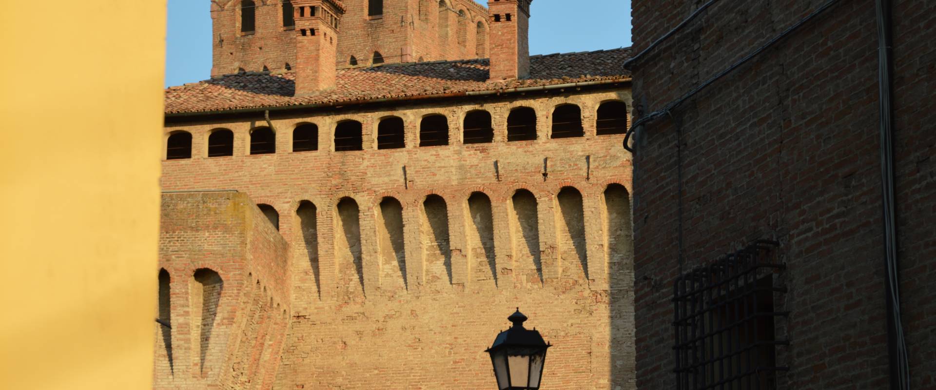 Rocca vista con il palazzo barozzi foto di Mauro Riccio